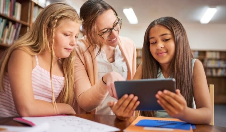 Porqué la integración de la tecnología en el aula puede conectar mejor a padres, maestros y estudiantes